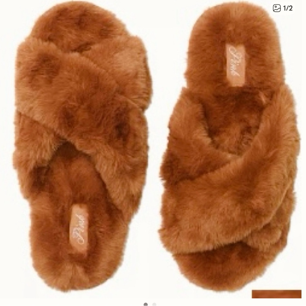 🆕🔥 pink by Victoria’s Secret, super cute faux fur plush slip on for the house
